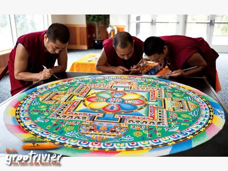 Die skep van 'n sandmandala 01