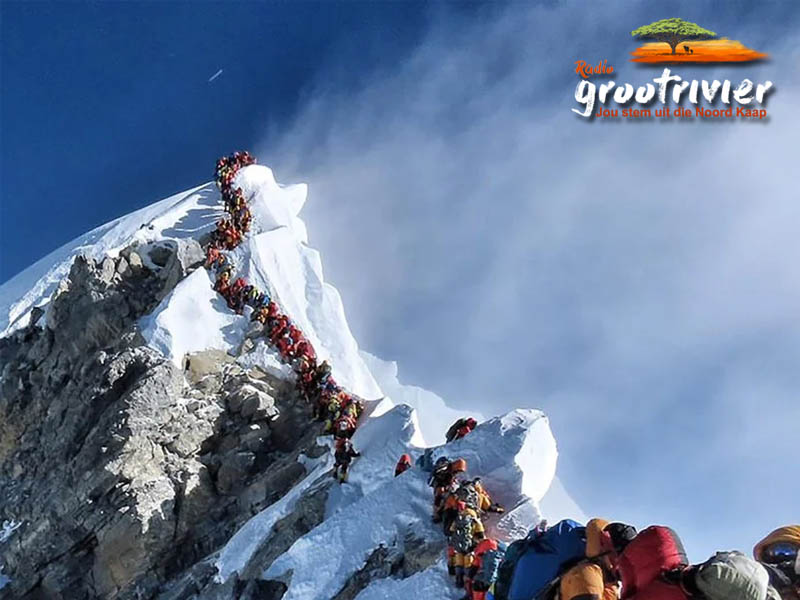 Die ikoniese foto van 'n uiterse verkeersknoop traffic jam op Mount Everest